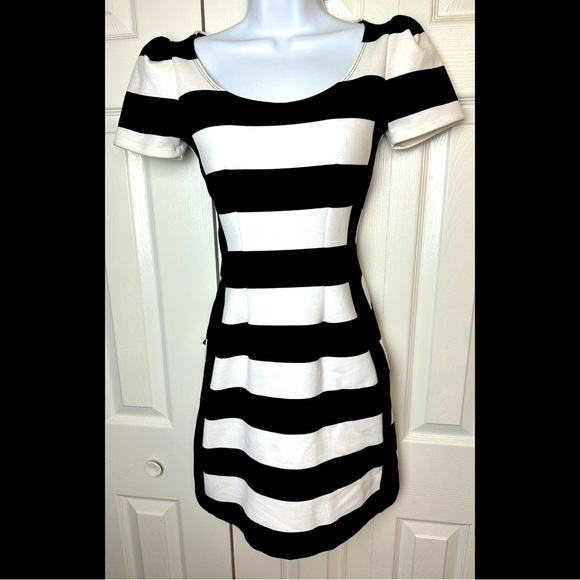 BETSEY JOHNSON Collection Black White Striped Dress Lace Up Back Thick Knit 2011 - Picture 1 of 11